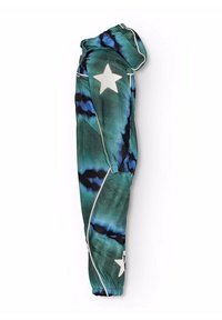 Groen en blauwe tie-dye jumpsuit met een capuchon, voorzien van witte steraccenten en elastische manchetten; gemaakt van een gladde, lichte stof.