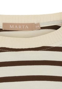 Krem- og brunstribet T-shirt med ribbet halsudskæring, mærket "MARTA," størrelse S/M, med blødt stof og pæn syning.