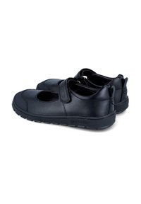 Scarpe nere in pelle con punta tonda e strap in velcro. La suola è testurizzata per garantire aderenza e presenta un interno imbottito per il comfort.