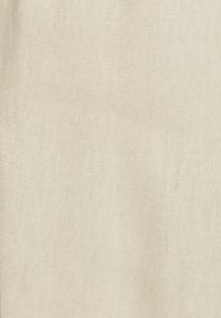 Tissu en lin naturel de couleur beige clair avec un motif de tissage subtil et texturé, offrant une apparence douce et légère.