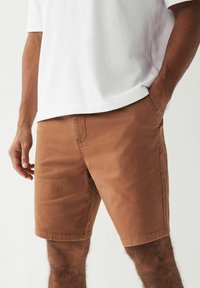 Next STRAIGHT FIT STRETCH CHINO - Kratke hlače - terracotta