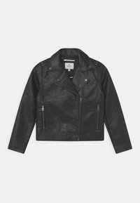 Czarna kurtka motocyklowa z eko skóry z wyciętym kołnierzem, kieszeniami na zamek i fakturowanym prążkowaniem u dołu. Dodatki w kolorze srebrnym.