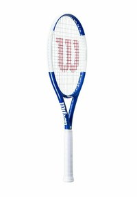 Wilson-Tennisschläger mit einem blauen und weißen Rahmen, rotem Logo und Besaitungsmuster. Verfügt über einen strukturierten weißen Griff. Ovaler Kopf.