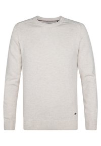 Lichtbeige trui van breiwerk, met een ronde halslijn, ribgebreide boorden en zoom, en een subtiele textuur met een klein logo onderaan.