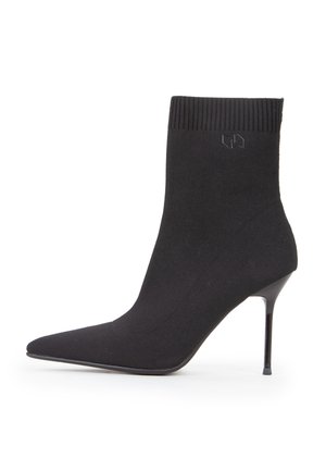 Czarne botki za kostkę z dzianinowym cholewką, spiczastym noskiem i obcasem w szpilce. Oferują prążkowany mankiet oraz subtelny detal z logo.