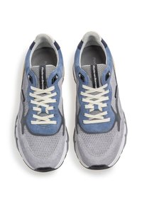 Graue und blaue Sneakers mit Mesh- und Wildledermaterialien. Sie verfügen über weiße Schnürsenkel, eine strukturierte Oberfläche und eine dicke, gepolsterte Sohle.