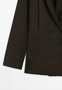 Dunkelbrauner Woll-Mix Doppelreiher mit Reverskragen, sechs Knöpfen und gerade geschnittenen Ärmeln mit glatter Textur.