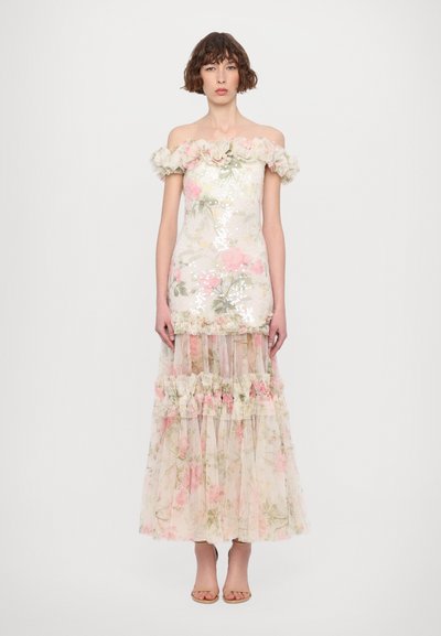 Off-shoulder blomsterkjole i sart pink og creme, med paljetter, bølgede ærmer og en lagdelt, gennemsigtig, mønstret nederdel.