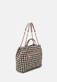 Sac à main en tweed noir et crème, doté d'une poche zippée frontale, d'accents en cuir, de doubles poignées et d'une bandoulière chaîne amovible.
