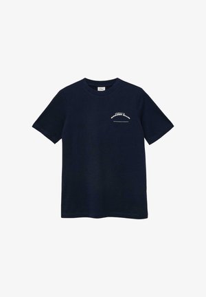 Granatowy krótki t-shirt z okrągłym dekoltem i małym białym napisem „Friday's Soccer Club” na górnej lewej stronie klatki piersiowej.