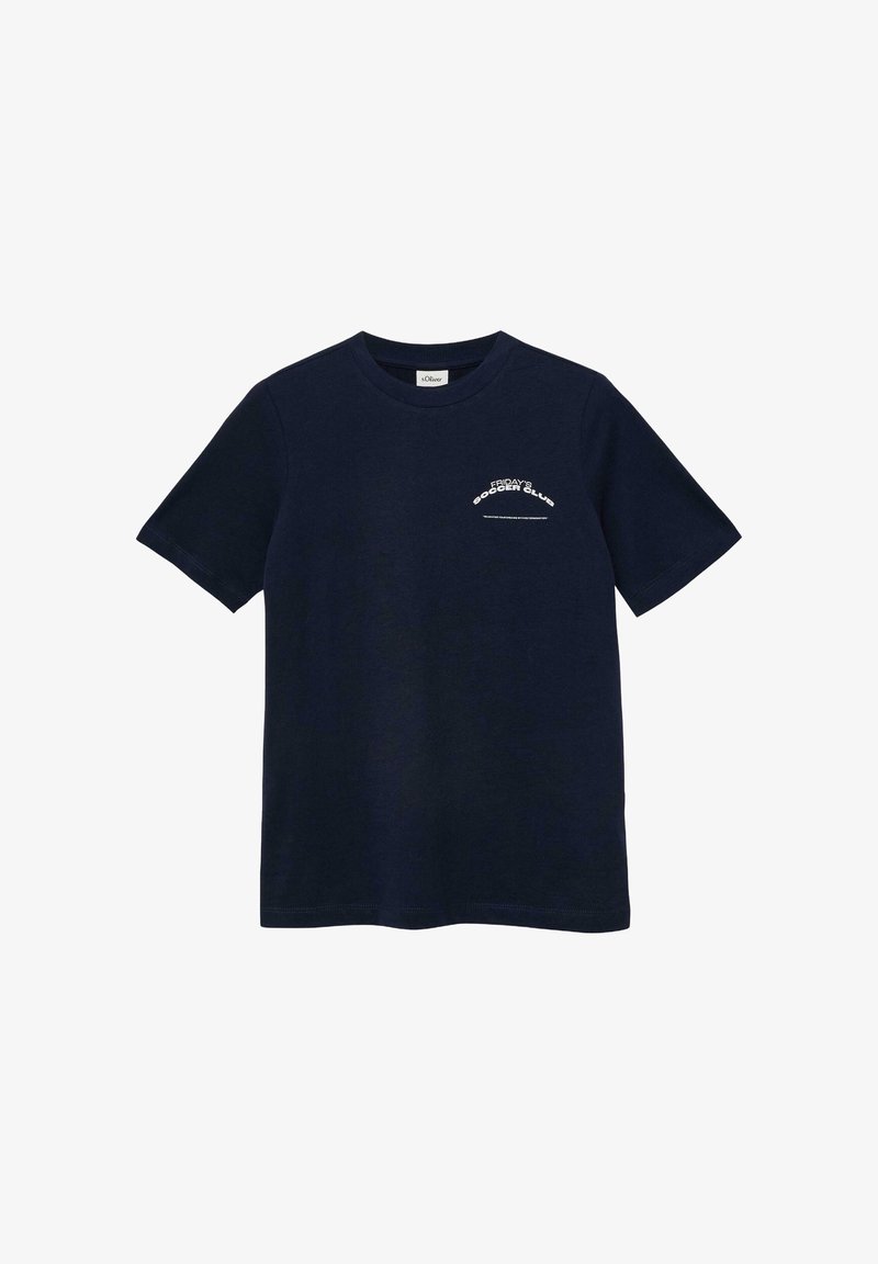 T-shirt bleu marine à manches courtes avec col rond et petit texte blanc "Friday's Soccer Club" sur la partie supérieure gauche de la poitrine.