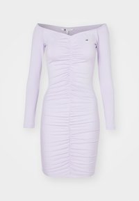 Liliowa sukienka o długim rękawie z dekoltem off-shoulder, z marszczeniem na przodzie i detalem z logo na klatce piersiowej.