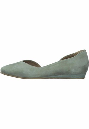Ballerines en suede vert avec un bout pointu, une découpe peu profonde et un petit talon compensé. Texture lisse avec un design minimaliste.