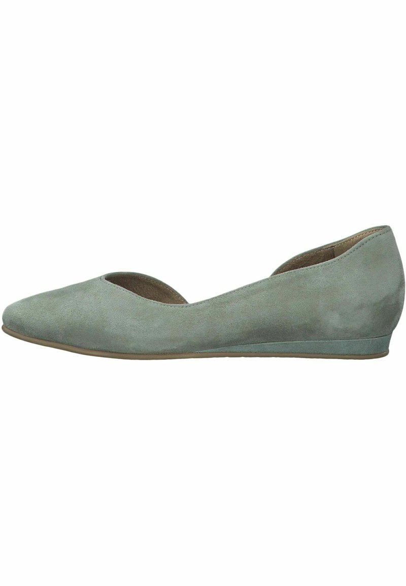 Ballerines en suede vert avec un bout pointu, une découpe peu profonde et un petit talon compensé. Texture lisse avec un design minimaliste.