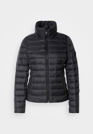 Schwarze Steppjacke mit hohem Kragen, durchgehendem Reißverschluss, horizontalem Steppdesign und glatter Textur. Verfügt über eine Seitentasche und ein Logodetail.