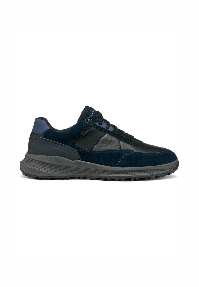 Sneakers blu navy realizzati in suede e materiali sintetici, con suola testurizzata, dettagli neri e un'ammortizzazione nel sottopiede per il massimo comfort.