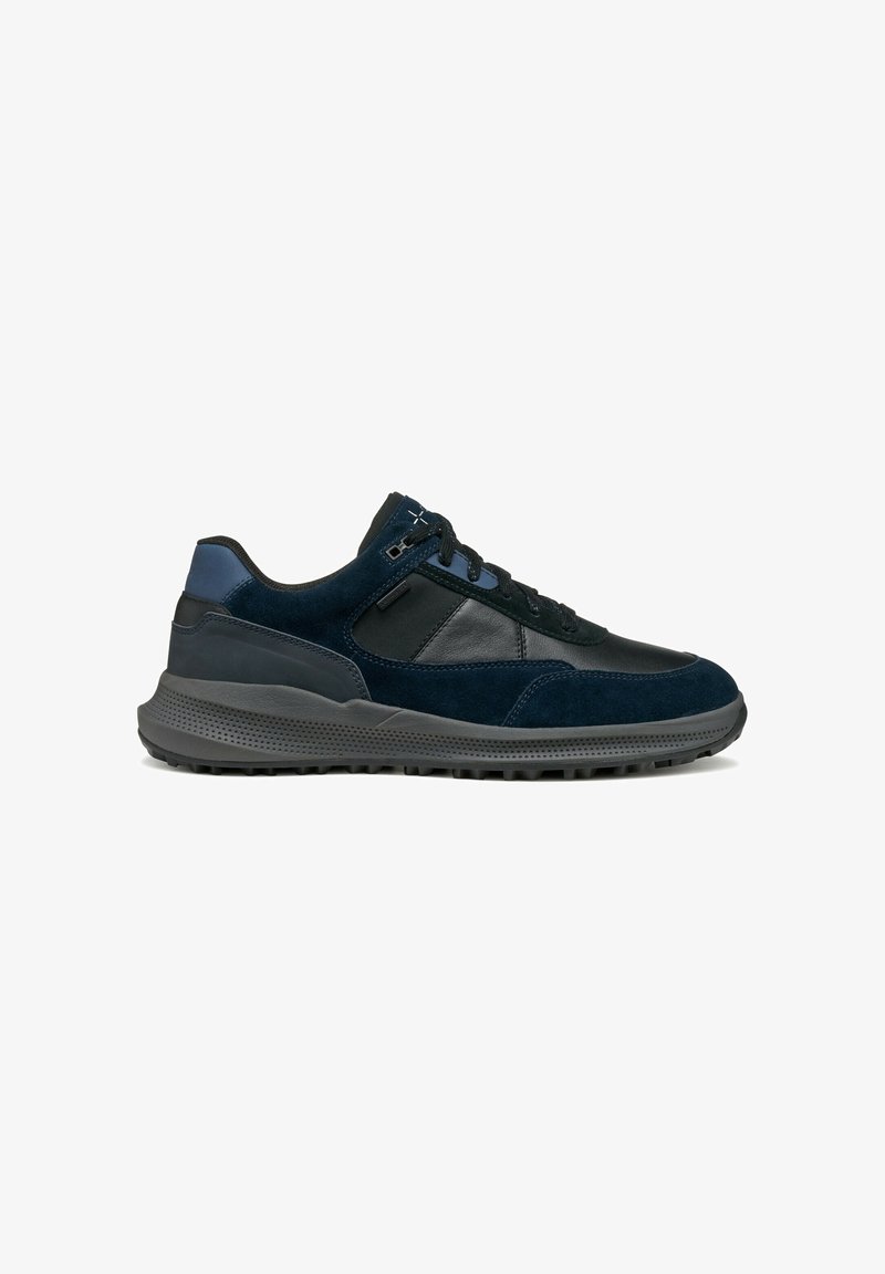 Sneakers blu navy realizzati in suede e materiali sintetici, con suola testurizzata, dettagli neri e un'ammortizzazione nel sottopiede per il massimo comfort.