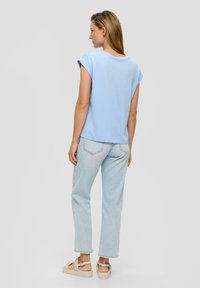 s.Oliver ÜBERSCHNITTENEN SCHULTERN IM RELAXED FIT - T-Shirt print - himmelblau