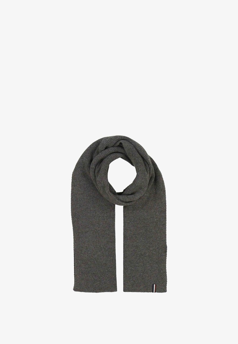 Écharpe en tricot côtelé gris avec un centre en boucle et une petite étiquette en tissu tricolore à une extrémité, sur fond blanc.