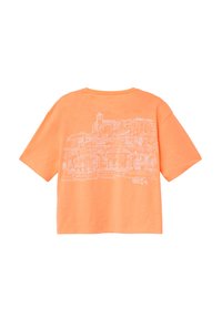 Orange Baumwoll-T-Shirt mit kurzen Ärmeln, das eine weiße Strichzeichnung einer Stadtszene und den Schriftzug "IBIZA" am unteren Rand aufweist.