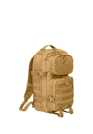 Pruunikas taktikaline seljakott mitme lukuga sahtli, reguleeritavate rihmade ja lisade kinnitamise MOLLE võrguga, valgel taustal.