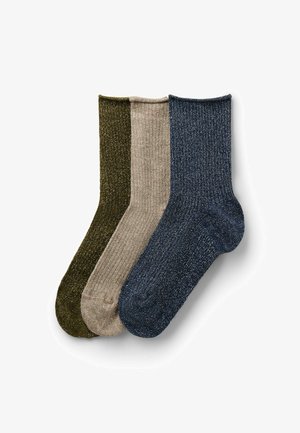 Trois paires de chaussettes montantes côtelées en vert olive, beige et bleu marine avec un léger reflet métallique, disposées côte à côte.