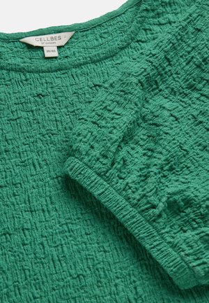 Grøn top af tekstureret stof med korte ærmer, rund halsudskæring og synligt Cellbes of Sweden mærke i størrelse 38/40.