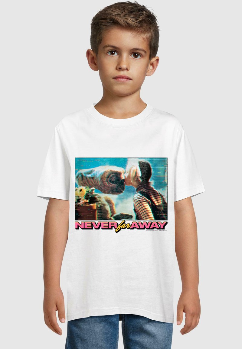 Hvid bomulds t-shirt med et farverigt grafik af to figurer, med teksten "NEVER for AWAY" i pink nederst.