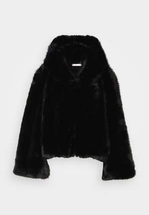 Crna jakna od umjetnog krzna s krojenim dizajnom, širokim rukavima i kapuljačom. Ima skriveni prednji zatvarač i mekanu teksturu.