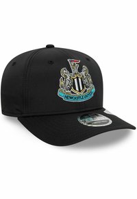 Schwarze Baseballkappe mit gebogenem Schirm, die ein gesticktes Wappen von Newcastle United zeigt, mit kunstvollen Details und einer glatten Textur.