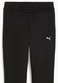 Čierne tepláky s rebrovaným elastickým pásom, bočnými vreckami a bielym logom Puma na spodnej ľavej nohe. Hladká textúra látky.