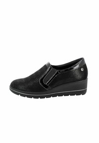 Scarpe a zeppa nere senza lacci realizzate in materiale testurizzato, con un accento lucido e lati elastici per un facile indossamento.