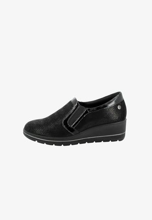 Scarpe a zeppa nere senza lacci realizzate in materiale testurizzato, con un accento lucido e lati elastici per un facile indossamento.