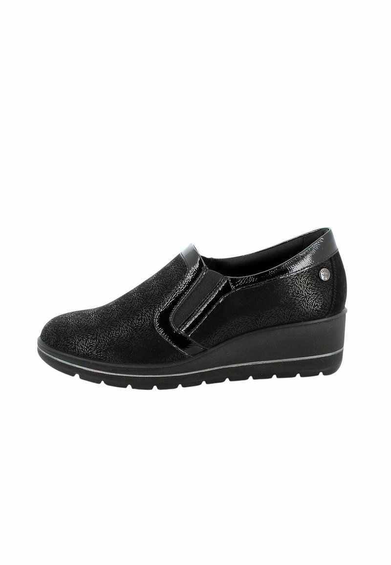 Scarpe a zeppa nere senza lacci realizzate in materiale testurizzato, con un accento lucido e lati elastici per un facile indossamento.