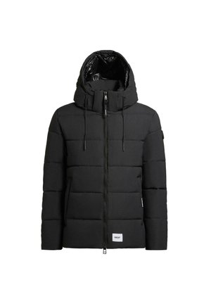 Sort pufferjakke med høj krave og justerbar hætte. Har en frontlynlås, lodret quilting og et mærke på den nederste front.