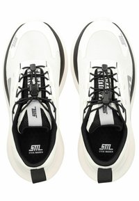 Baskets de sport blanches avec une tige texturée, des accents noirs et des lacets élastiques. Logo sur la languette et à l'intérieur. Bout arrondi avec une semelle épaisse.