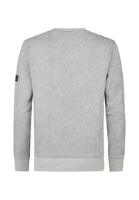 Grijze sweatshirt met een getextureerd ruitpatroon, geribbelde manchetten en zoom. Bevat een subtiele merklabel op de linker mouw.