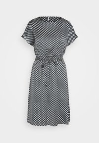 Robe noire et blanche à motifs, manches courtes, encolure ronde et ceinture à la taille. Présente un motif géométrique de losanges sur un tissu léger.