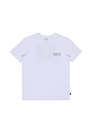 Biały t-shirt z krótkim rękawem z małym kolorowym napisem i wzorem Billabong na lewej piersi, okrągłym dekoltem i małą czarną metką po boku.