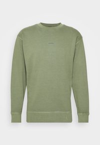 Felpa a maniche lunghe verde oliva con collo a giro, con polsini e orlo a costine, caratterizzata da un piccolo logo "BOSS" centrato sul petto.