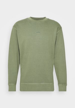 Sudadera de cuello redondo de manga larga en verde oliva con puños y dobladillo acanalados, que presenta un pequeño logo "BOSS" centrado en el pecho.