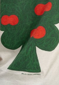 Grünes Baumdesign mit roten kreisförmigen Akzenten auf einem hellen Hintergrund. Es zeigt kräftige, strukturierte Muster, mit den Künstlernamen am unteren Rand gedruckt.