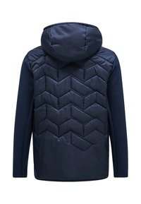 Sötétkék kapucnis dzseki, hátul textúrált, steppelt chevron mintázattal. A puha anyagú ujjak és az alsó szegély sima és díszítések nélküli.