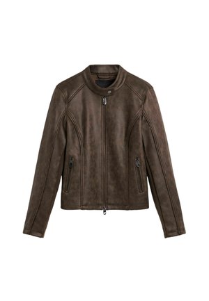 Pruun nahast jakk kõrge kraega, esikinnis lukuga ja kahe lukuga küljetaskuga. Omaduseks on puhtad jooned ja sile tekstuur.