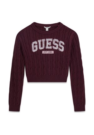 Pull court en maille torsadée violet foncé, manches longues, avec "GUESS EST. 1981" brodé en grandes lettres blanches sur la poitrine.