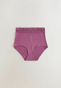 Sous-vêtements féminins taille haute mauve avec une large ceinture en dentelle et un tissu lisse et extensible, posés à plat sur un fond neutre.