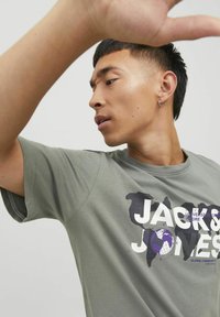 Jack & Jones JCODUST CREW NECK - Camiseta estampada - agave green