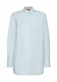 Ljusblå långärmad skjorta i mjukt tyg, med spetsig krage och knappförslutning framtill, rak passform och manschetterade ärmar.