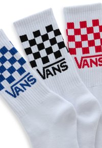 Tre par vita strumpor med rutmönster i blått, svart och rött. Varje par har en ribbad topp och en Vans-logotyp.
