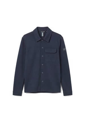 Giacca camicia blu navy con maniche lunghe, tasca sul petto con patta, colletto e una piccola toppa con logo sulla manica sinistra.